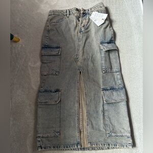 Beautiful cargo denim skirt. MIDI length. Slit. Regular fit